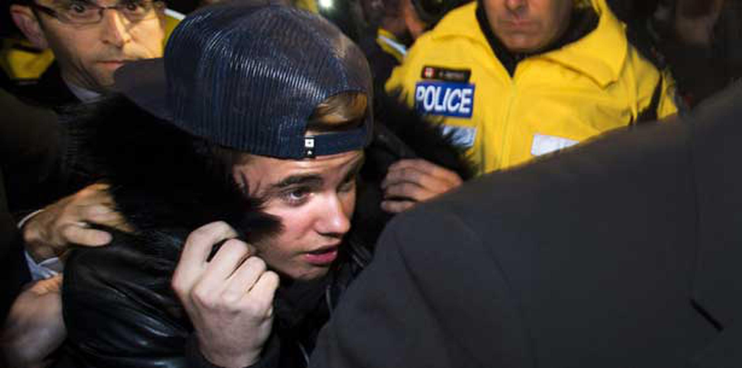 Justin Bieber se entregó el miércoles a la Policía de Toronto y enfrenta cargos por agresión.  (AP/Archivo/The Canadian Press, Nathan Denette)
