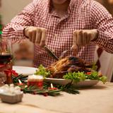 Le cobra a sus hijos y nietos la cena de Nochebuena y causa polémica a nivel mundial 