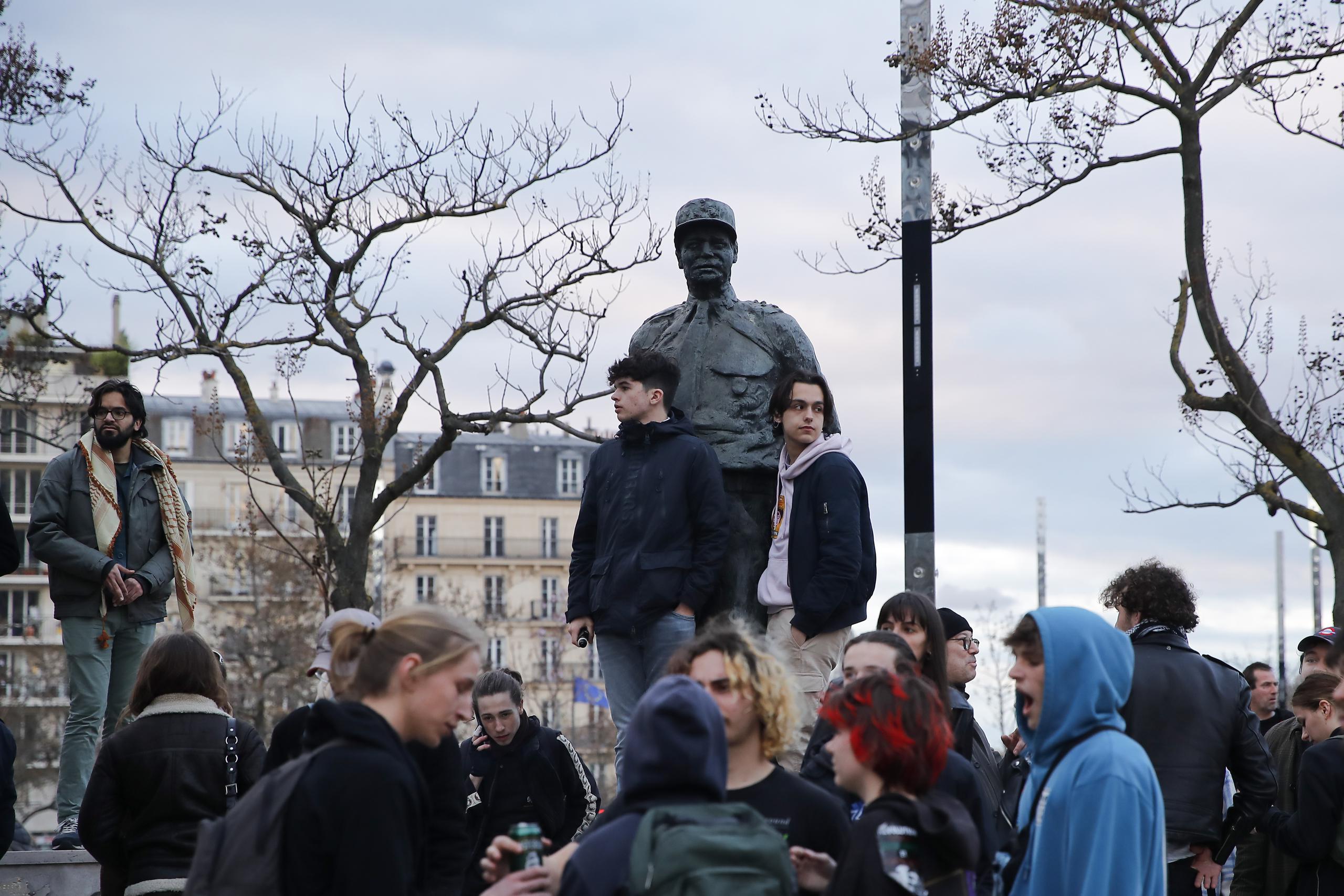 Un nutrido grupo de personas se desplazaron a la Place d’Italie, en el sur de París, para manifestarse.