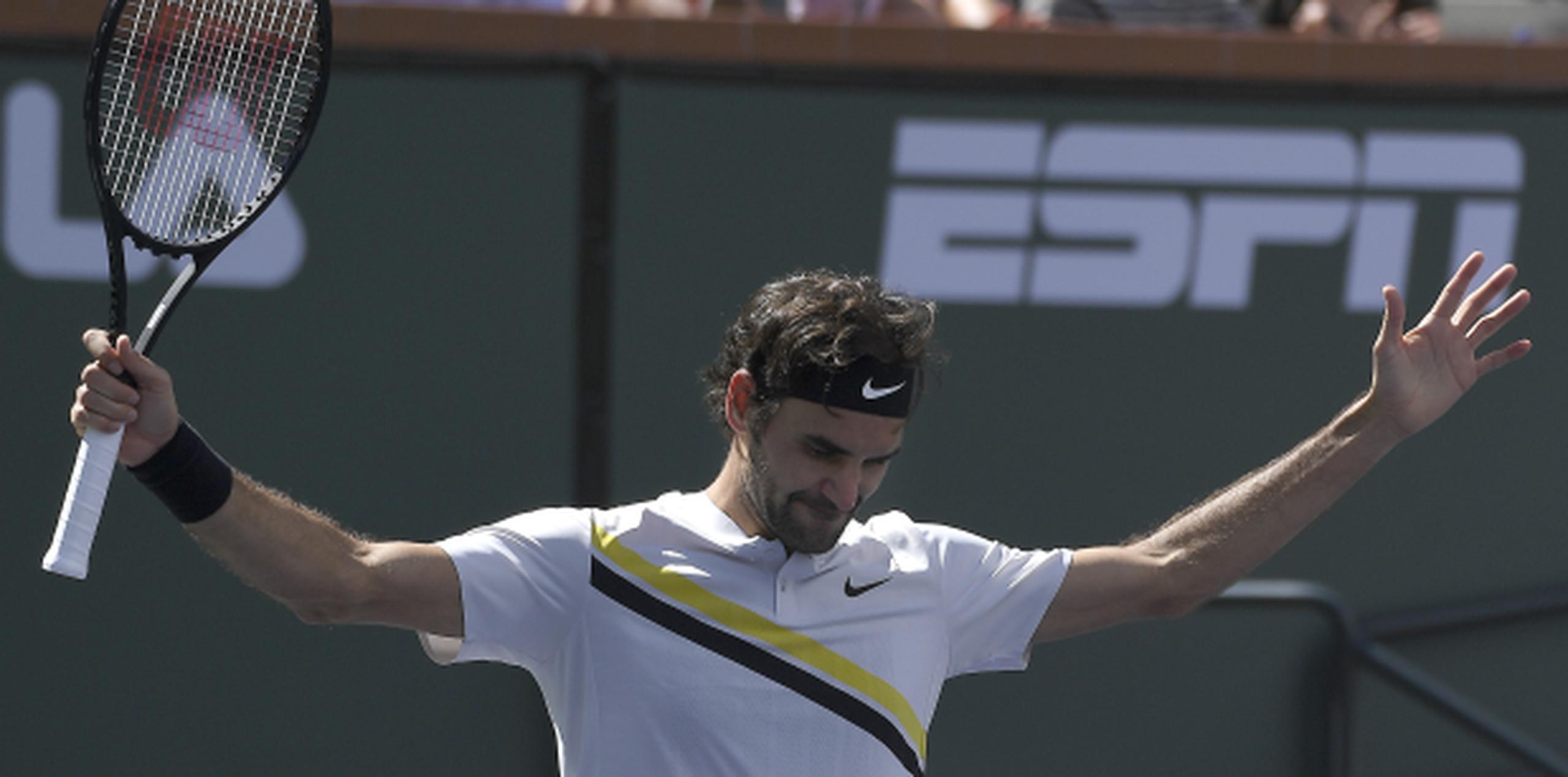 Roger Federer festeja tras vencer a Borna Coric en las semifinales del torneo de Indian Wells. (AP)