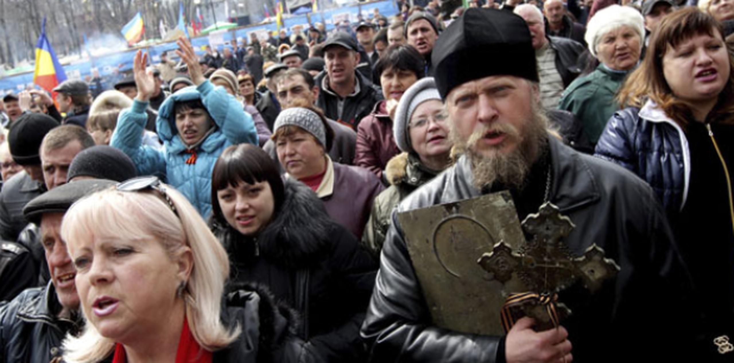 Un grupo de manifestantes muestra su apoyo a los separatistas prorrusos que mantienen una sede gubernamental ocupada, en Lugansk, Ucrania.(EFE)