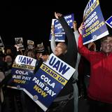 UAW amenaza con expandir huelga automotriz