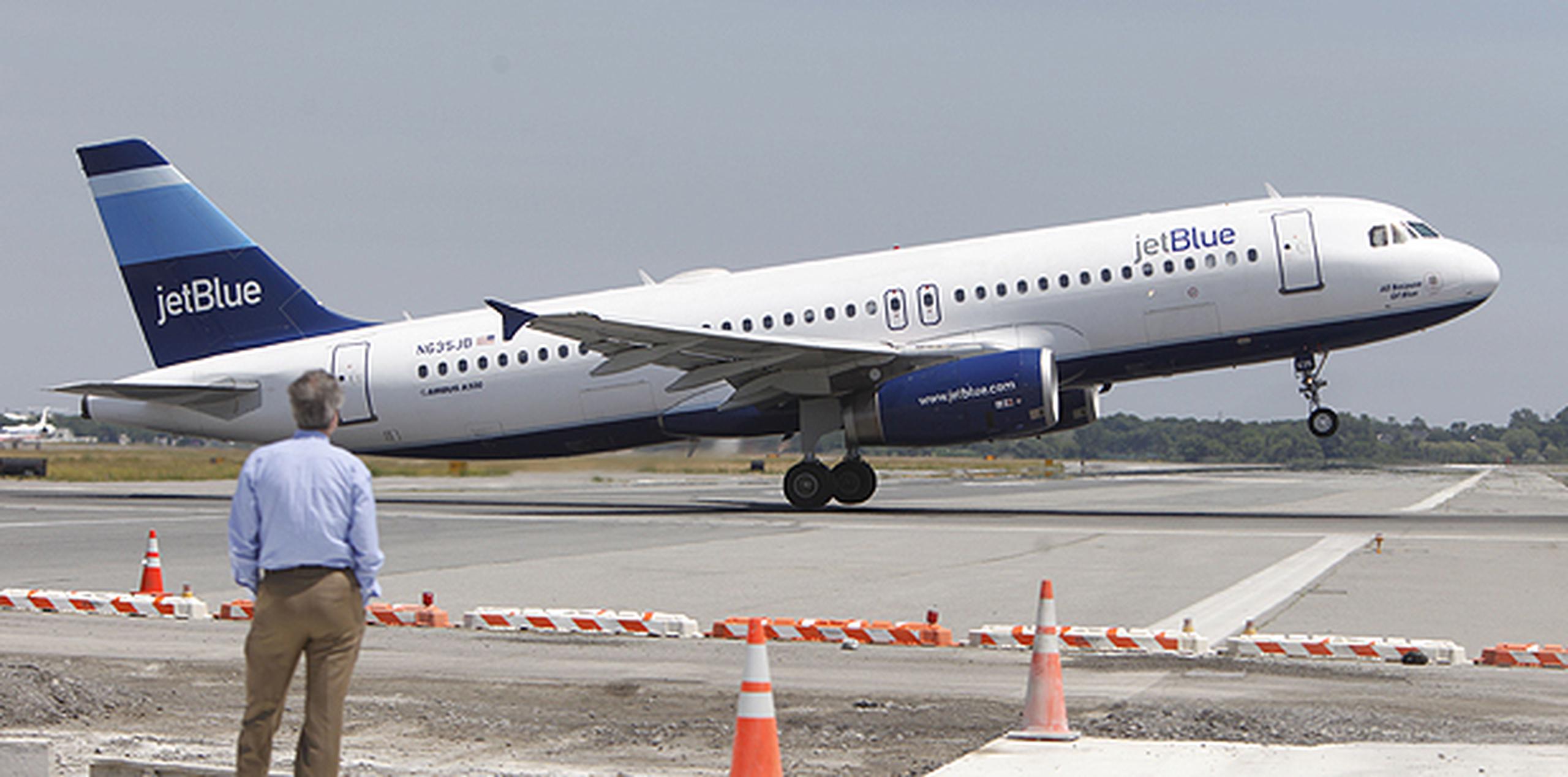 JetBlue espera que las nuevas tarifas y costo por despacho de equipaje generen más de 200 millones de dólares por año, además de 100 millones por la mayor cantidad de asientos. (Archivo)