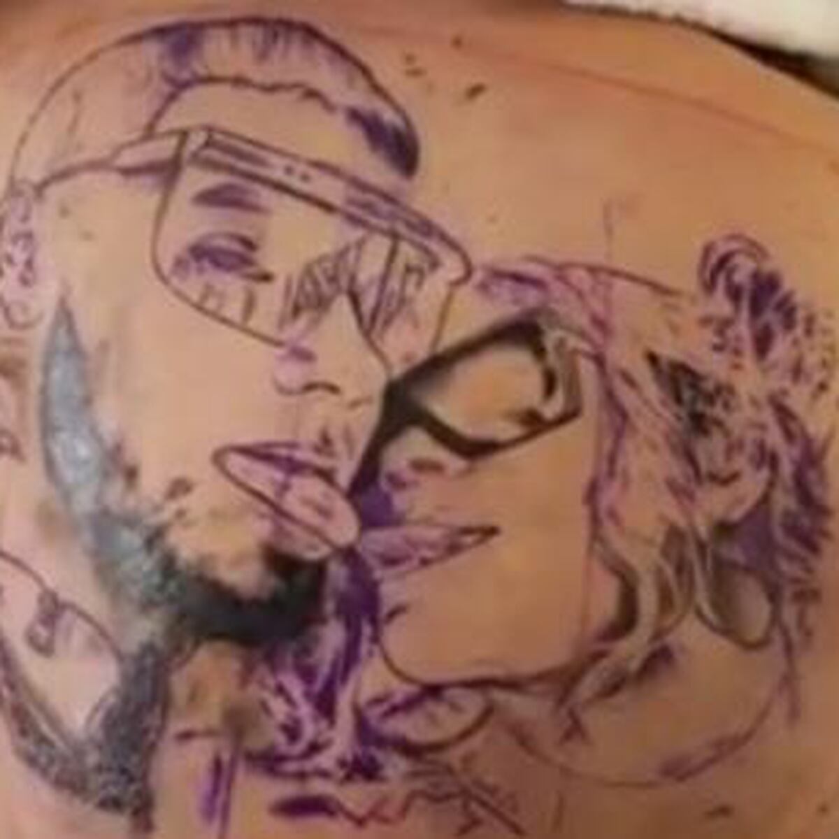 Anuel Se Hace Tremendo Tatuaje En La Espalda Con La Cara De Karol G Primera Hora