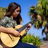 Fabiola Muñoz encuentra en el instrumento del cuatro su mejor expresión 