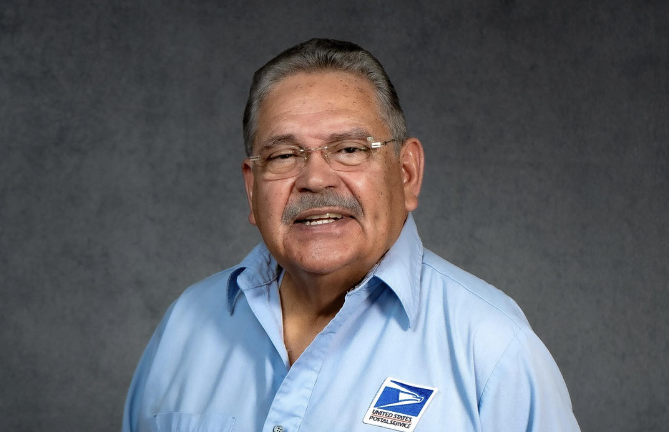El reportero ancla de Telenoticias, Jorge Rivera Nieves, también se unió al esfuerzo que coordina la Asociación Nacional de Carteros.