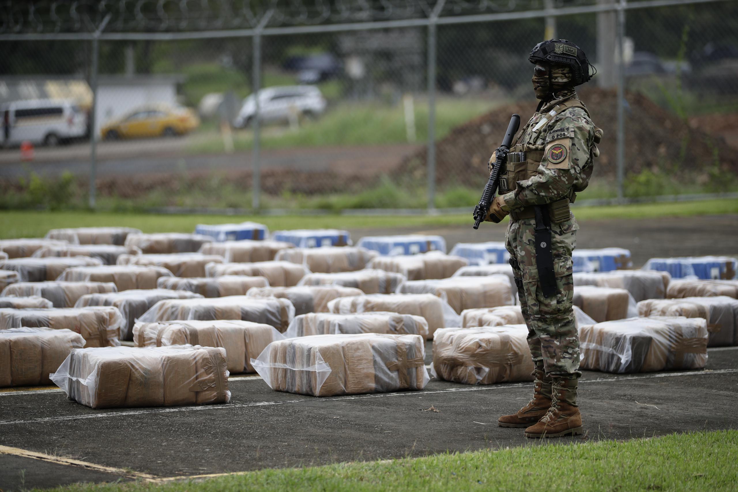Agentes del Servicio Nacional Aeronaval (Senan) muestran paquetes de droga decomisados en tres operaciones de las últimas 48 horas, hoy, en Ciudad de Panamá.