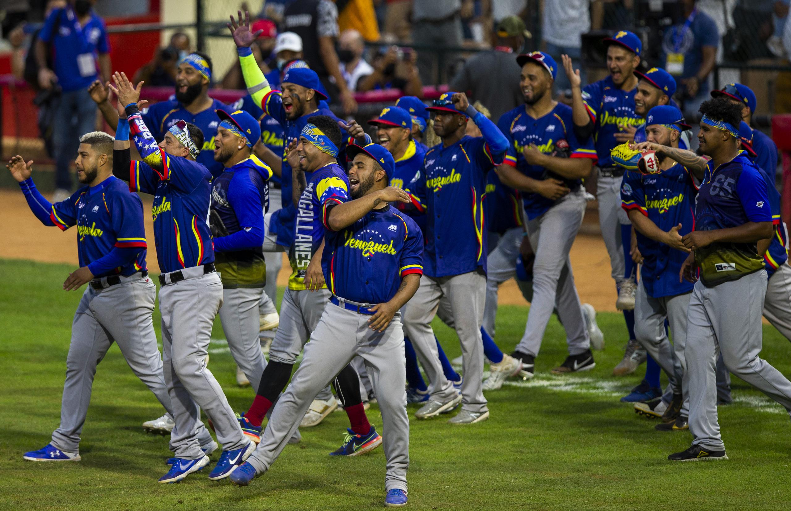 Los venezolanos celebran la victoria sobre Puerto Rico.
