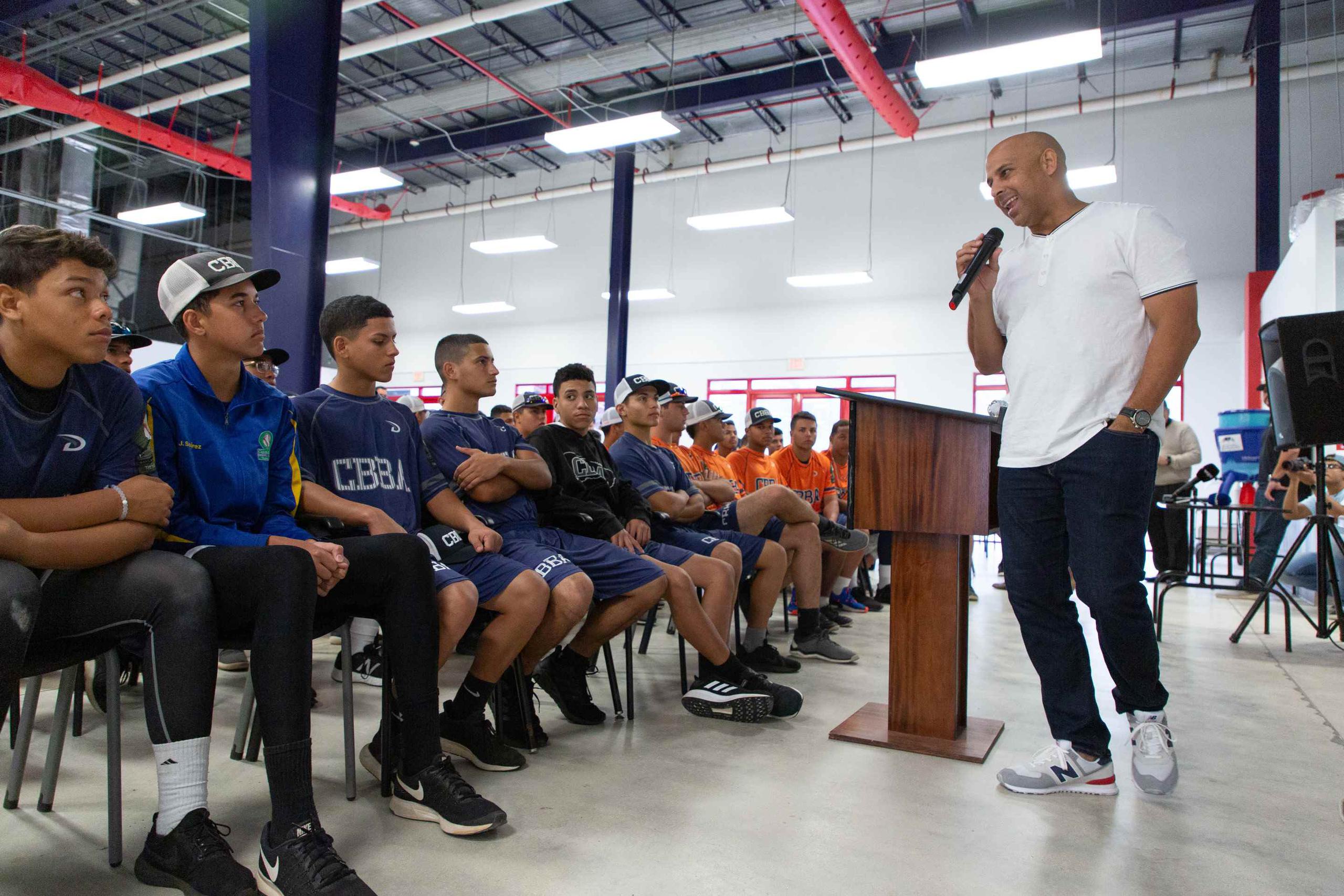 El dirigente de los Medias Rojas, Alex Cora, conversó con los estudiantes de la Carlos Beltrán Baseball Academy.