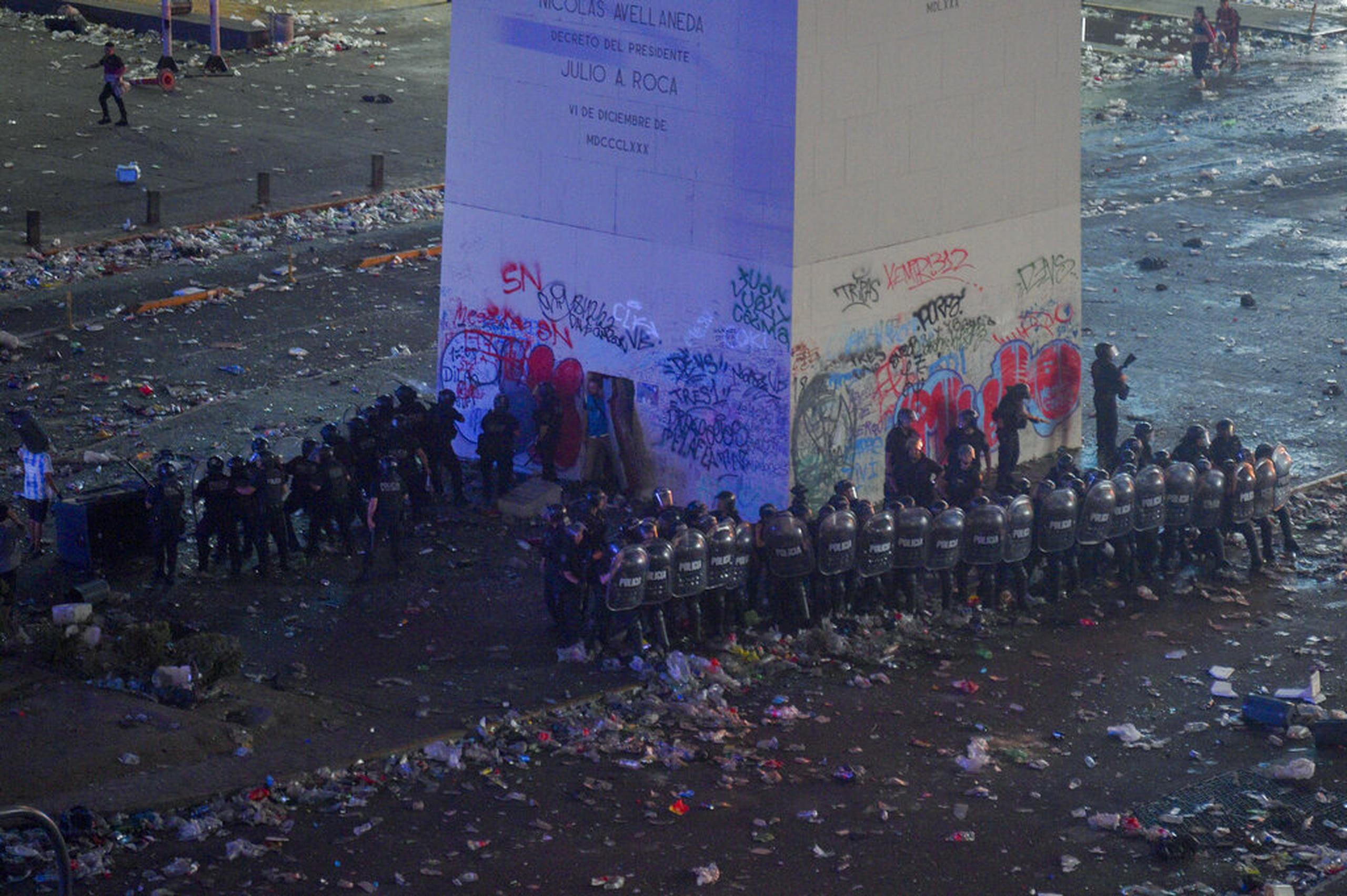 La policía desaloja a los aficionados que permanecieron por horas frente al Obelisco de Buenos Aires el martes 20 de diciembre de 2022.