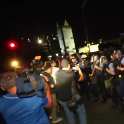 Policías sacan a los manifestantes frente a GFR Media