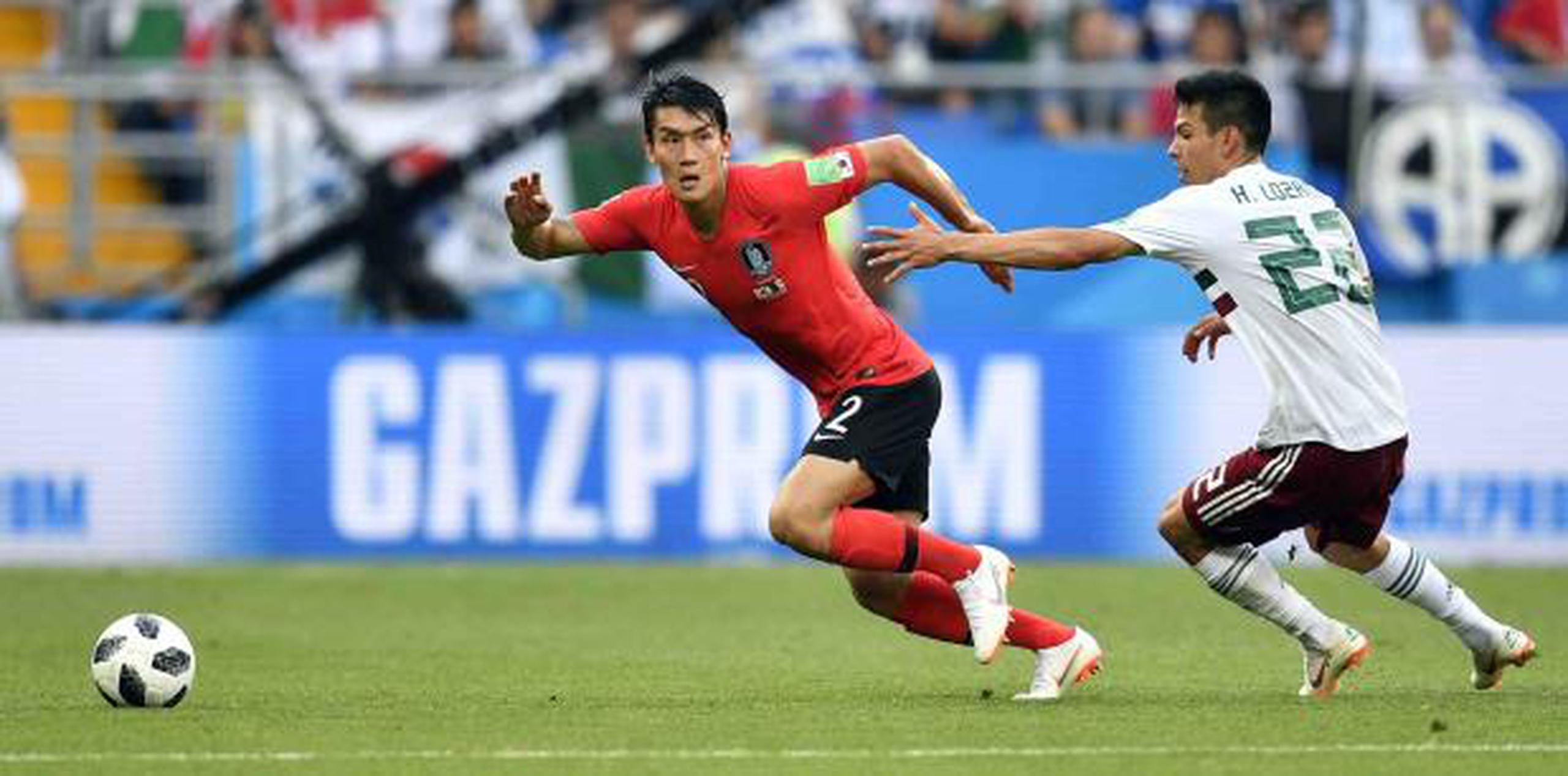 El coreano Lee Yong, de Corea del Sur, izquierda, lucha por el balón con el mexicano Jesús Gallardo durante el partido del grupo F entre México y Corea del Sur. (AP)