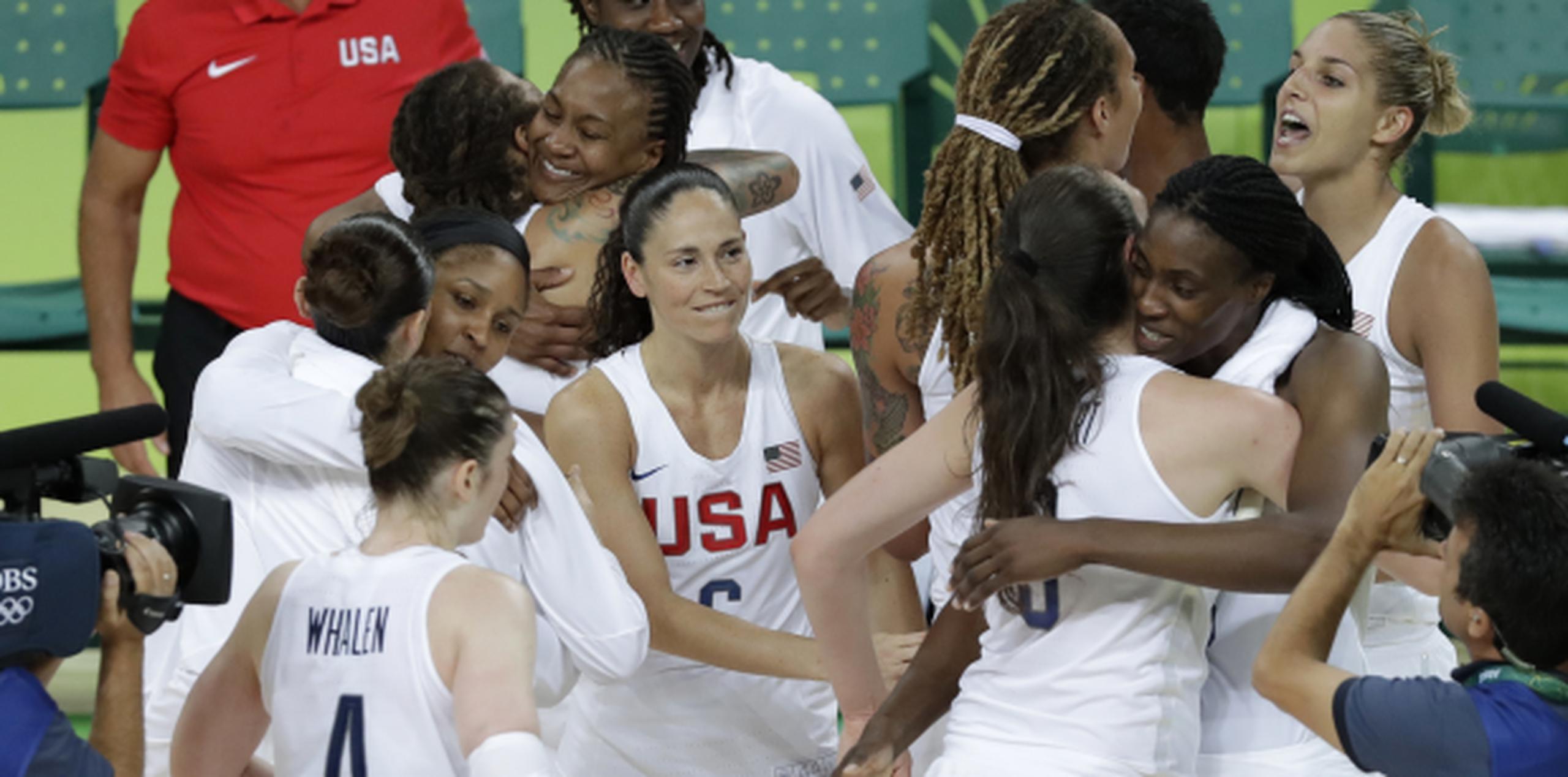 Las jugadoras de Estados Unidos celebran luego de ganar ante España el partido por la medalla de oro de las Olimpiadas de Río 2016. (AP/Charlie Neibergall)
