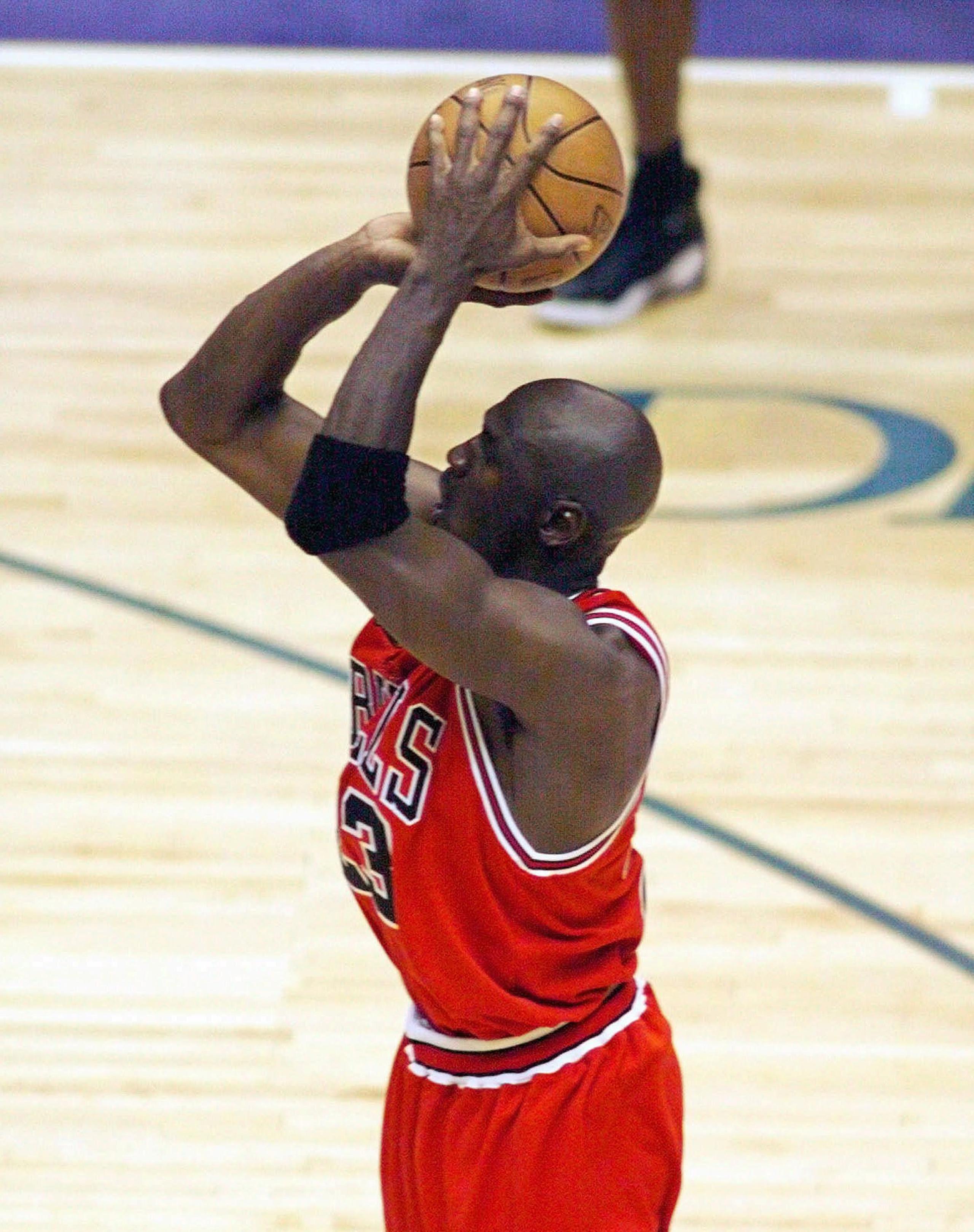 En esta foto del 14 de junio de 1998, Michael Jordan lanza el canasto ganador de la final que le dio a Michael Jordan.