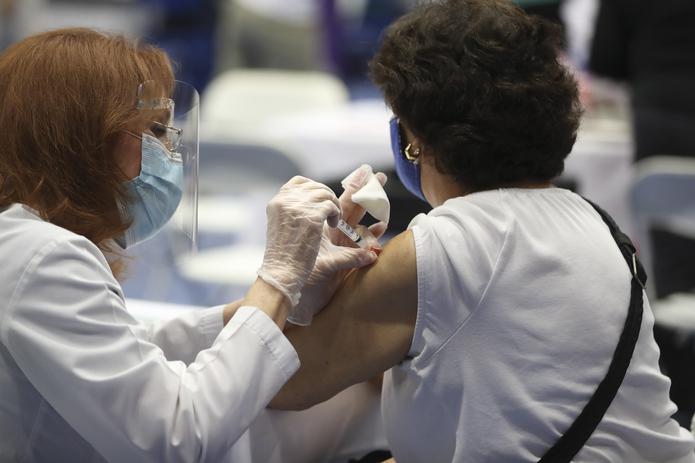 Imagen de una vacunación masiva de adultos mayores del Departamento de Salud.