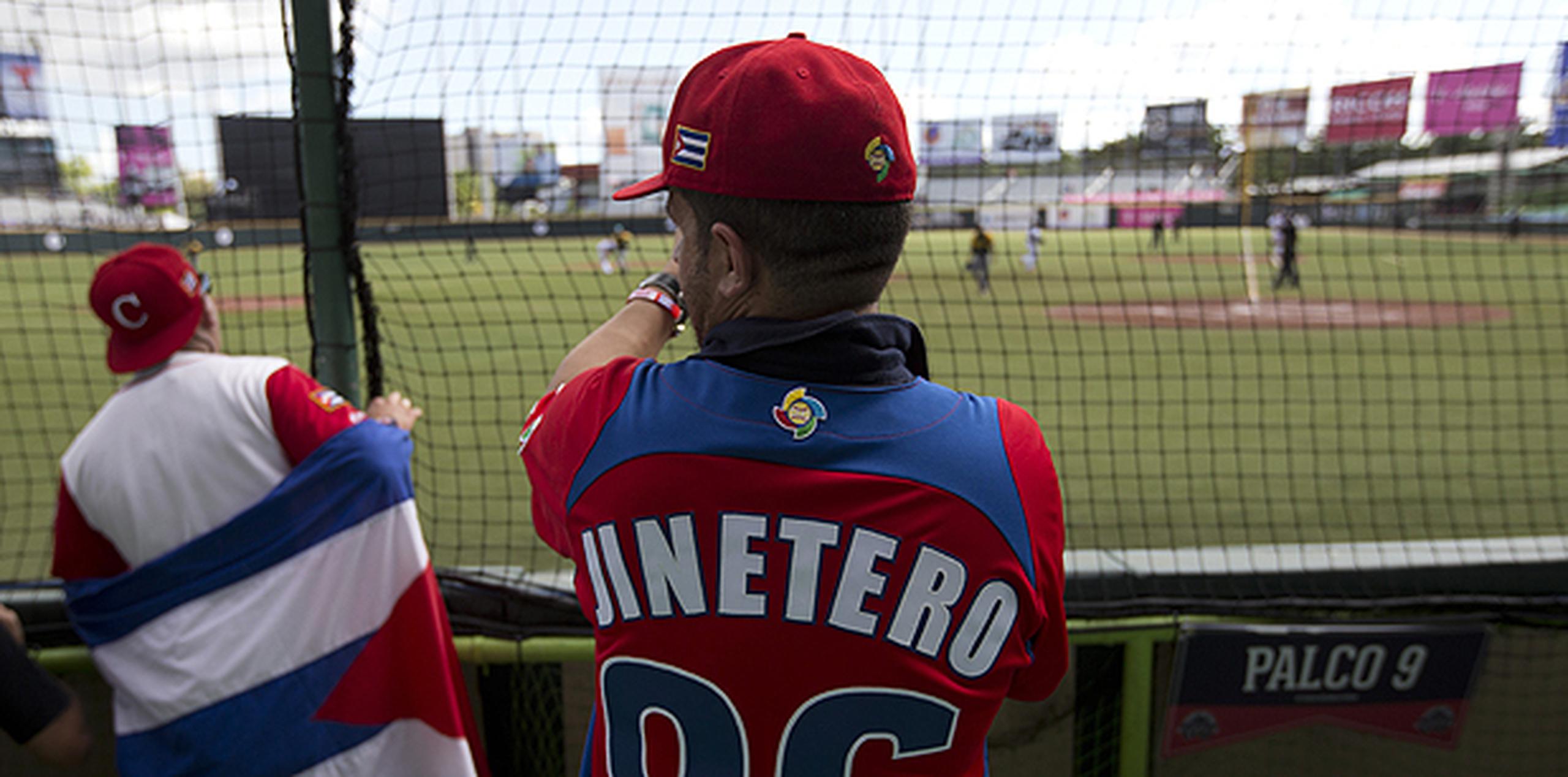 Su camisa roja con la palabra “Jinetero” y el número 96 en la espalda lo hace sobresalir de los demás. (teresa.canino@gfrmedia.com)