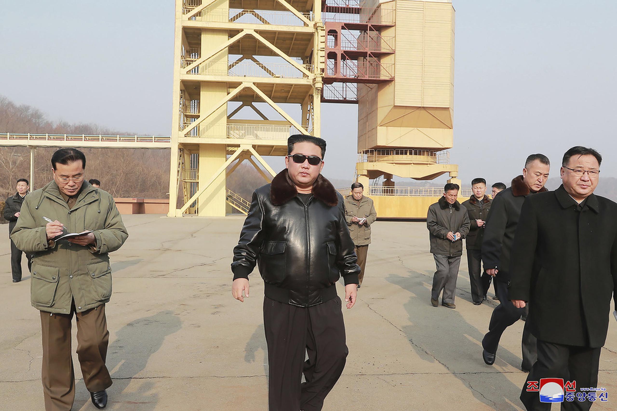 En esta foto sin fecha proporcionada por el gobierno de Corea del Norte el 11 de marzo de 2022, el líder norcoreano Kim Jong Un visita el campo de lanzamiento de satélites Sohae en Tongchang-ri, Corea del Norte.
