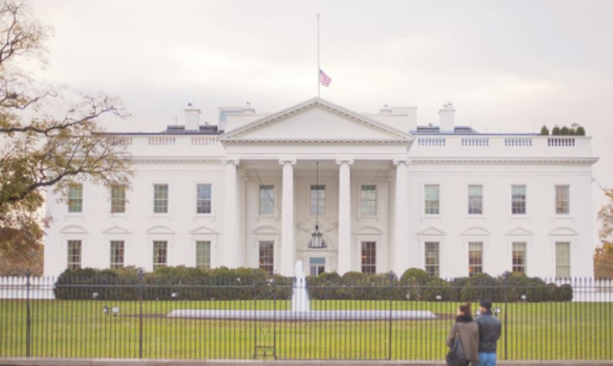 Arrestan hombre cerca de Casa Blanca con varias armas en su carro