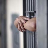 Arrestan fugitivo en Carolina tras violar orden de protección 