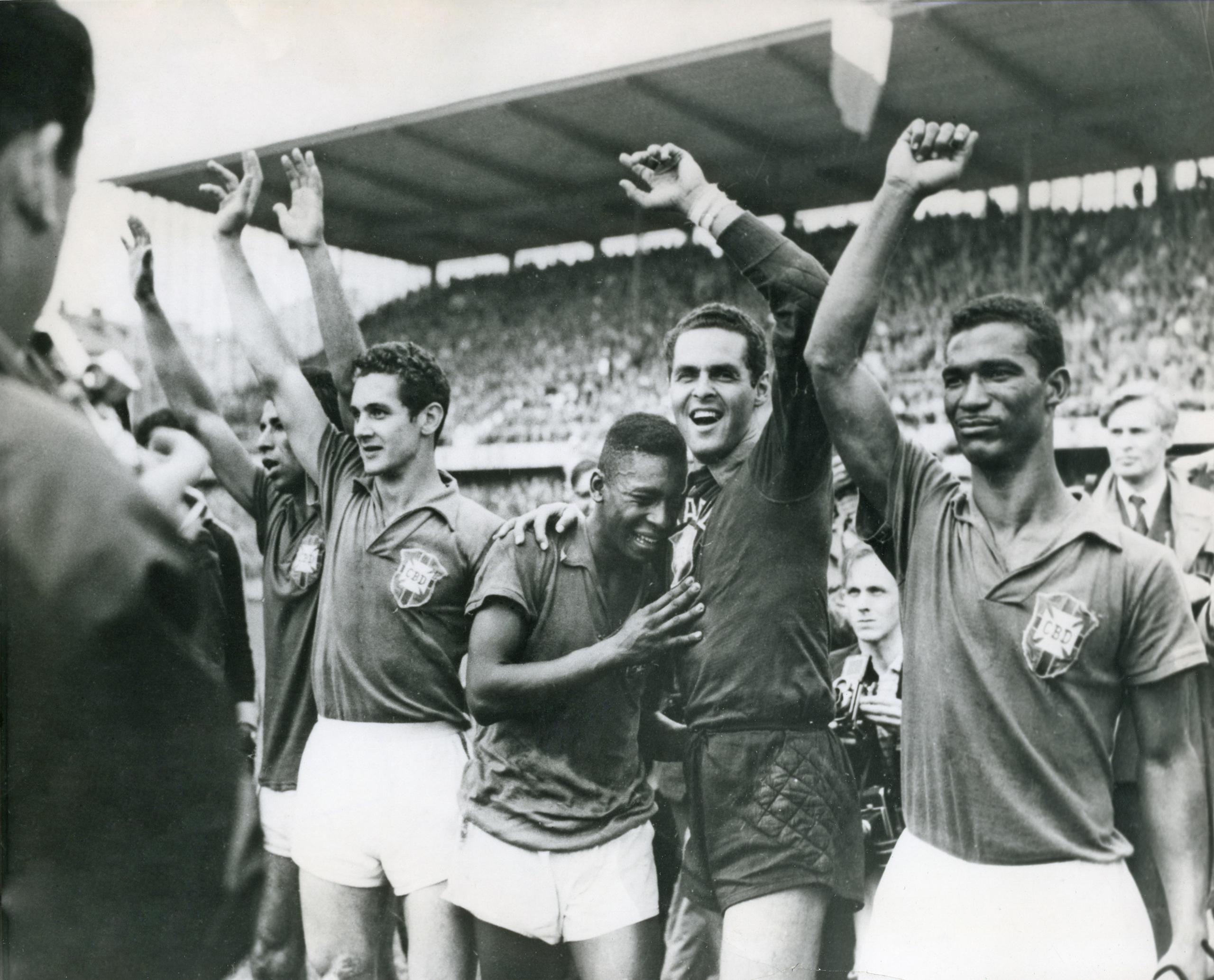 Pelé, con 17 años, llora en el hombro del arquero Gylmar dos Santos, luego de la victoria por 5-2 sobre Suecia en la final mundialista, el 29 de junio de 1958, en Estocolmo.