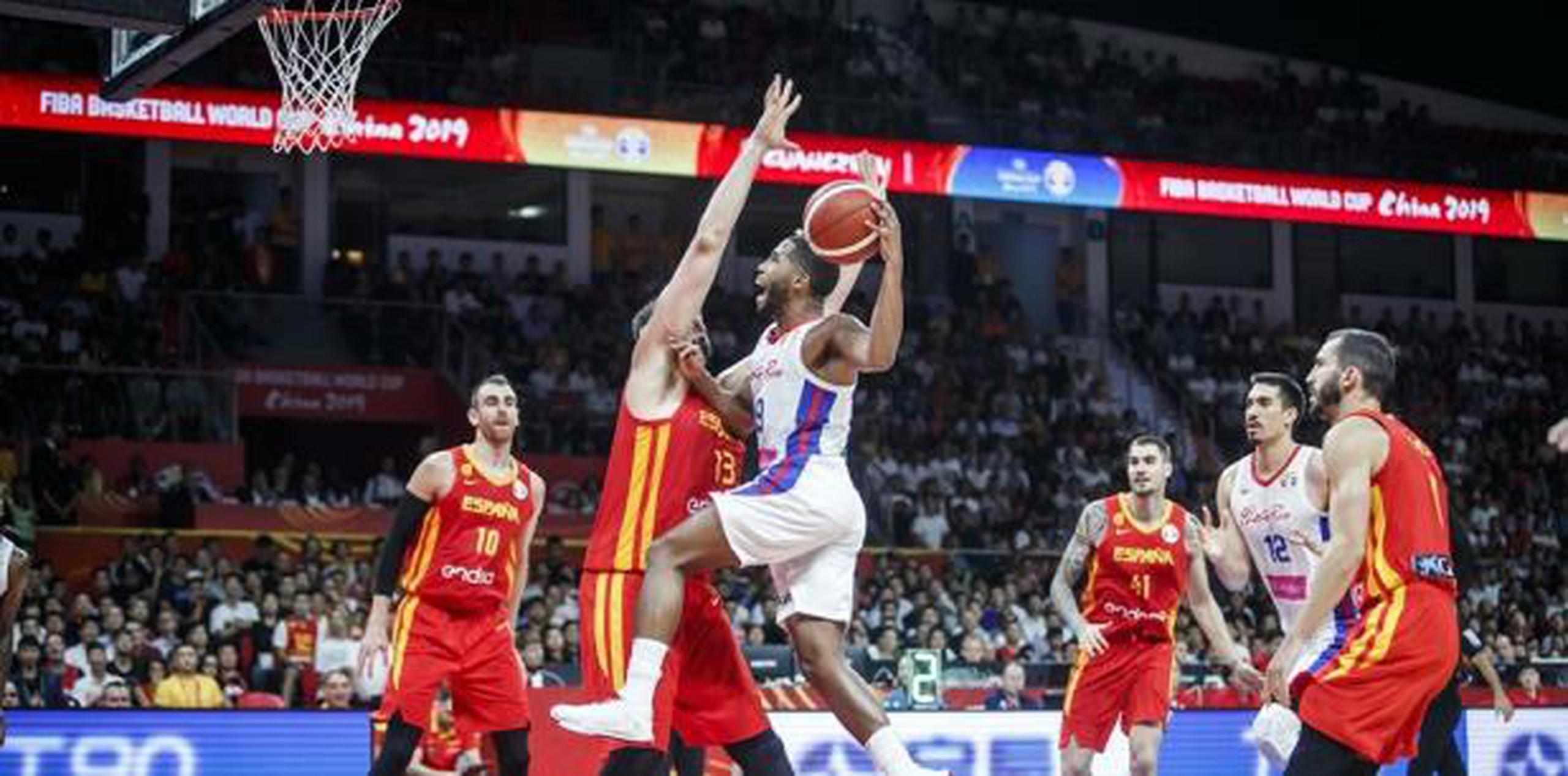 Gary Browne atacó el canasto ante España. (FIBA)