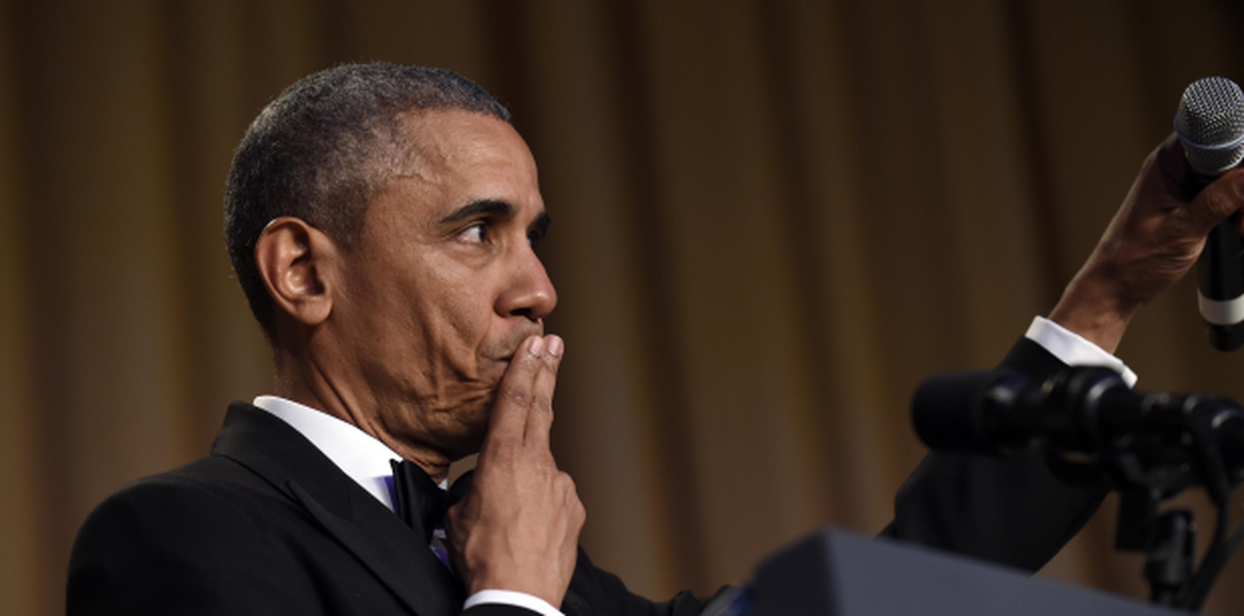 El presidente terminó su último mensaje como líder de Estados Unidos dejando caer su micrófono y con la frase 'Obama Out'. (AP)