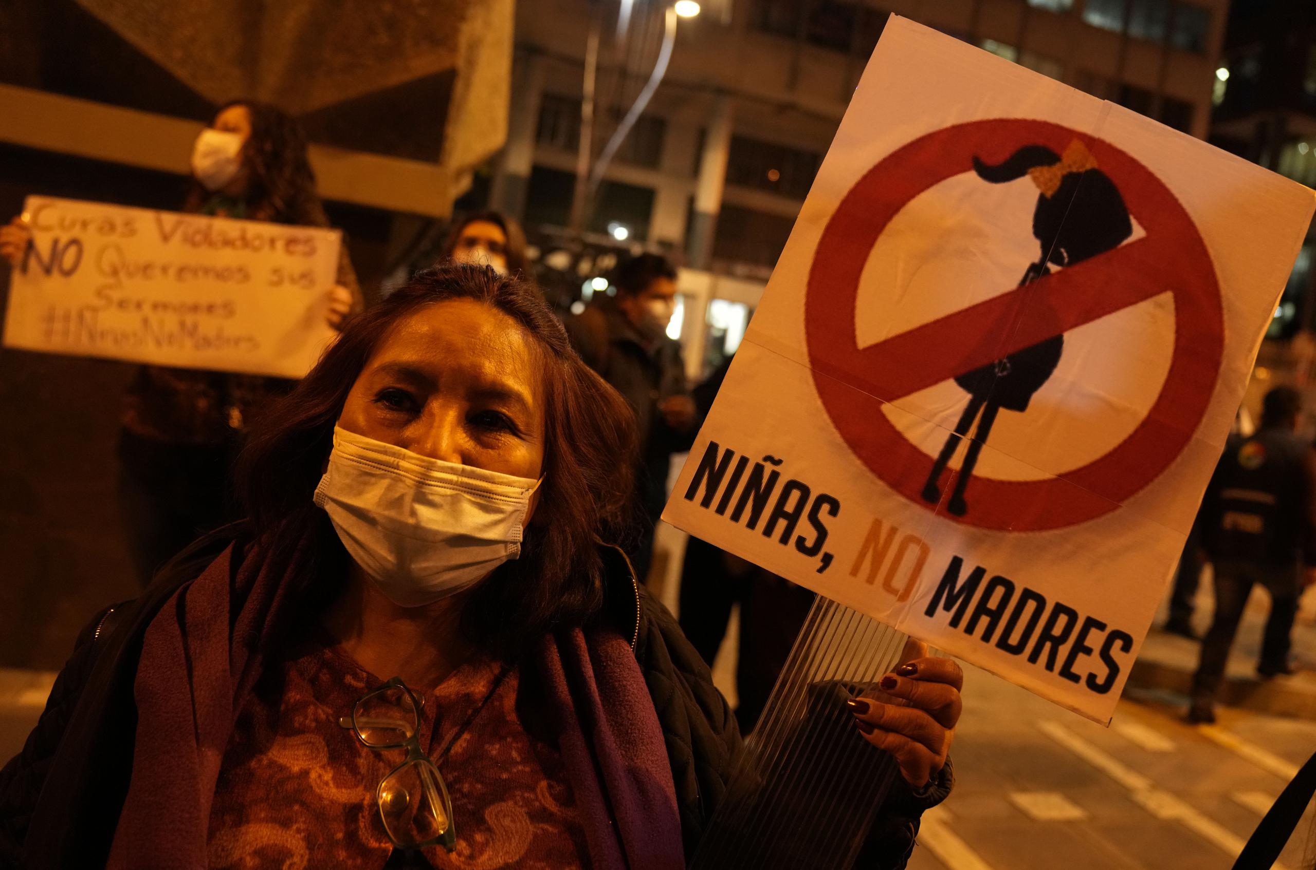 Un grupo de activistas protestan en Bolivia a favor del aborto y reclamando que "las niñas no deben ser obligadas a ser madres".