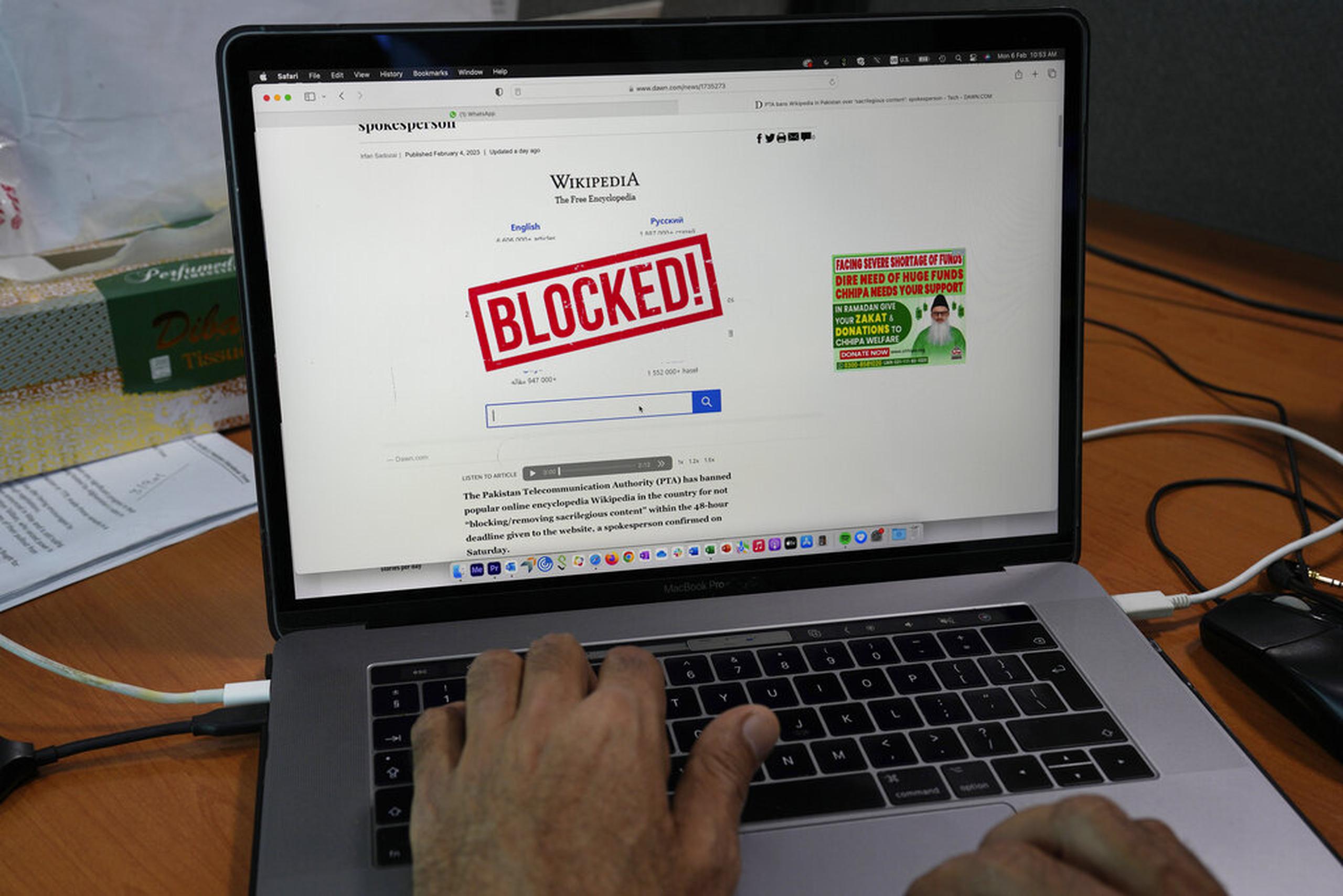 Una pantalla de computadora muestra un aviso sobre el bloqueo del sitio web de Wikipedia en Islamabad, Pakistán, el 6 de febrero de 2023.