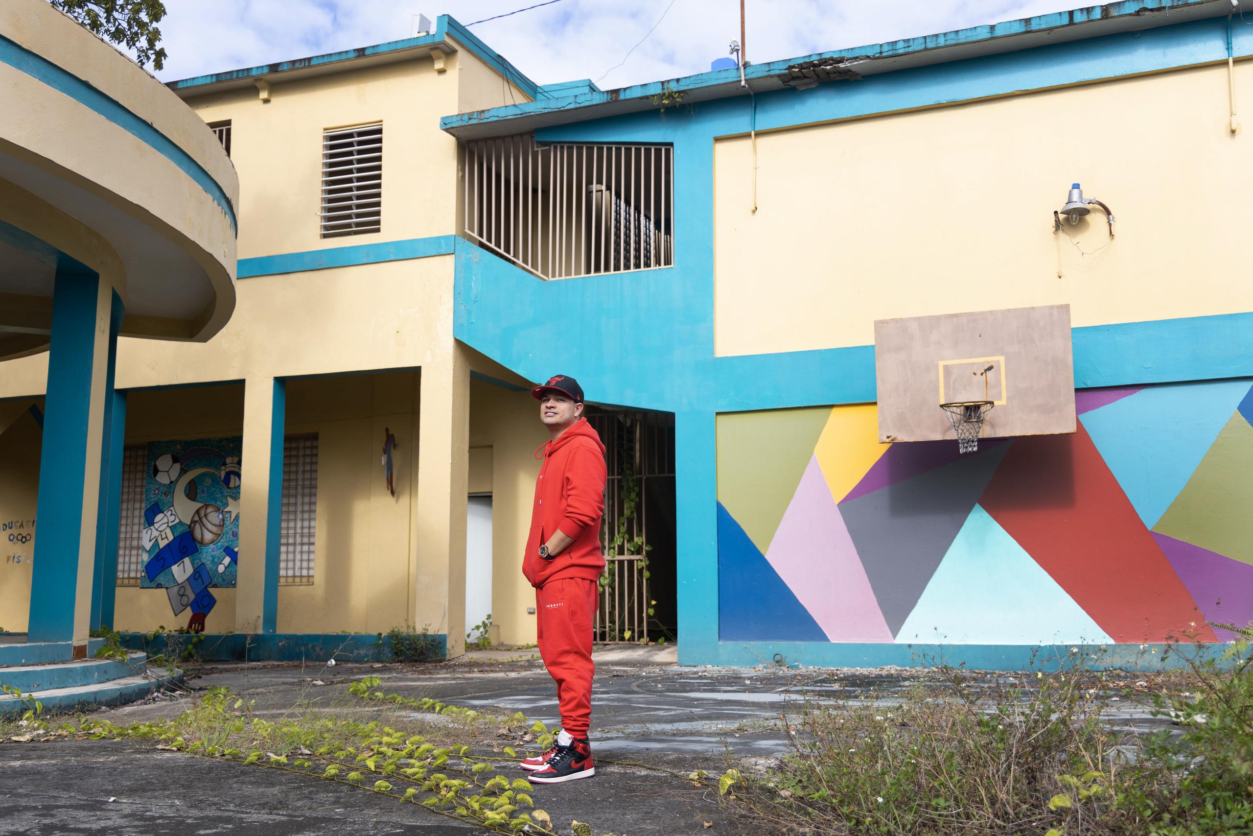 El artista urbano lamenta el deterioro de la escuela elemental Horace Mann, en Cataño, que forma parte de la larga lista de planteles escolares que cerró hace unos años por iniciativa del Departamento de Educación.