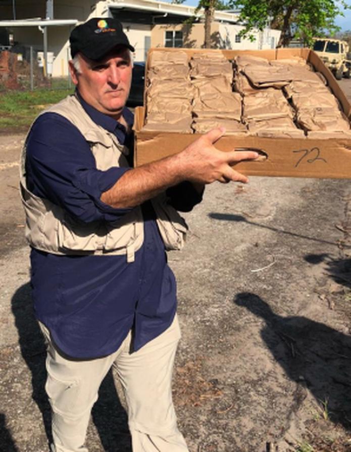 El chef José Andrés con un cargamento de almuerzos para su distribución. (Facebook)