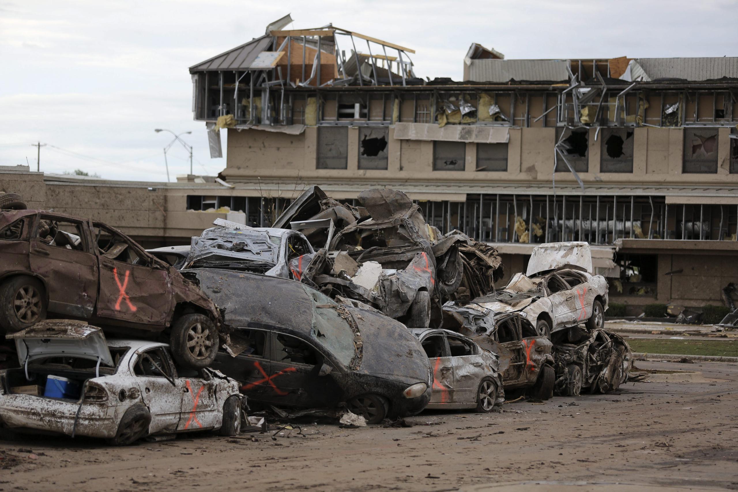 Vista de una pila de coches destrozados, un día después de que se produjese un gigantesco tornado de categoría EF4 que arrasó varios barrios del sur de Oklahoma, en el barrio de Moore (Oklahoma), Estados Unidos.