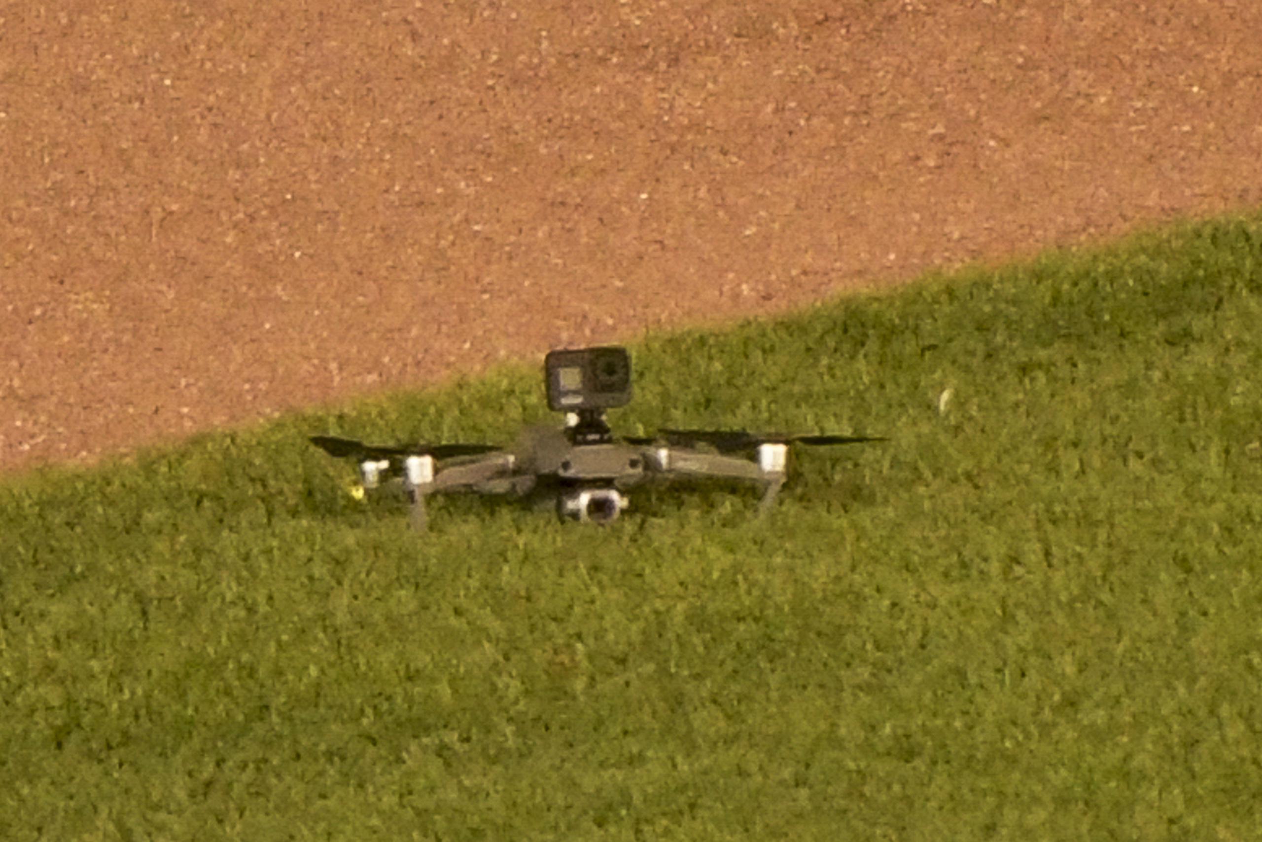 La foto del miércoles 16 de septiembre de 2020 muestra el dron que aterrizó en el jardín central del Wrigley Field, en la quinta entrada del juego entre los Indians y los Cubs.