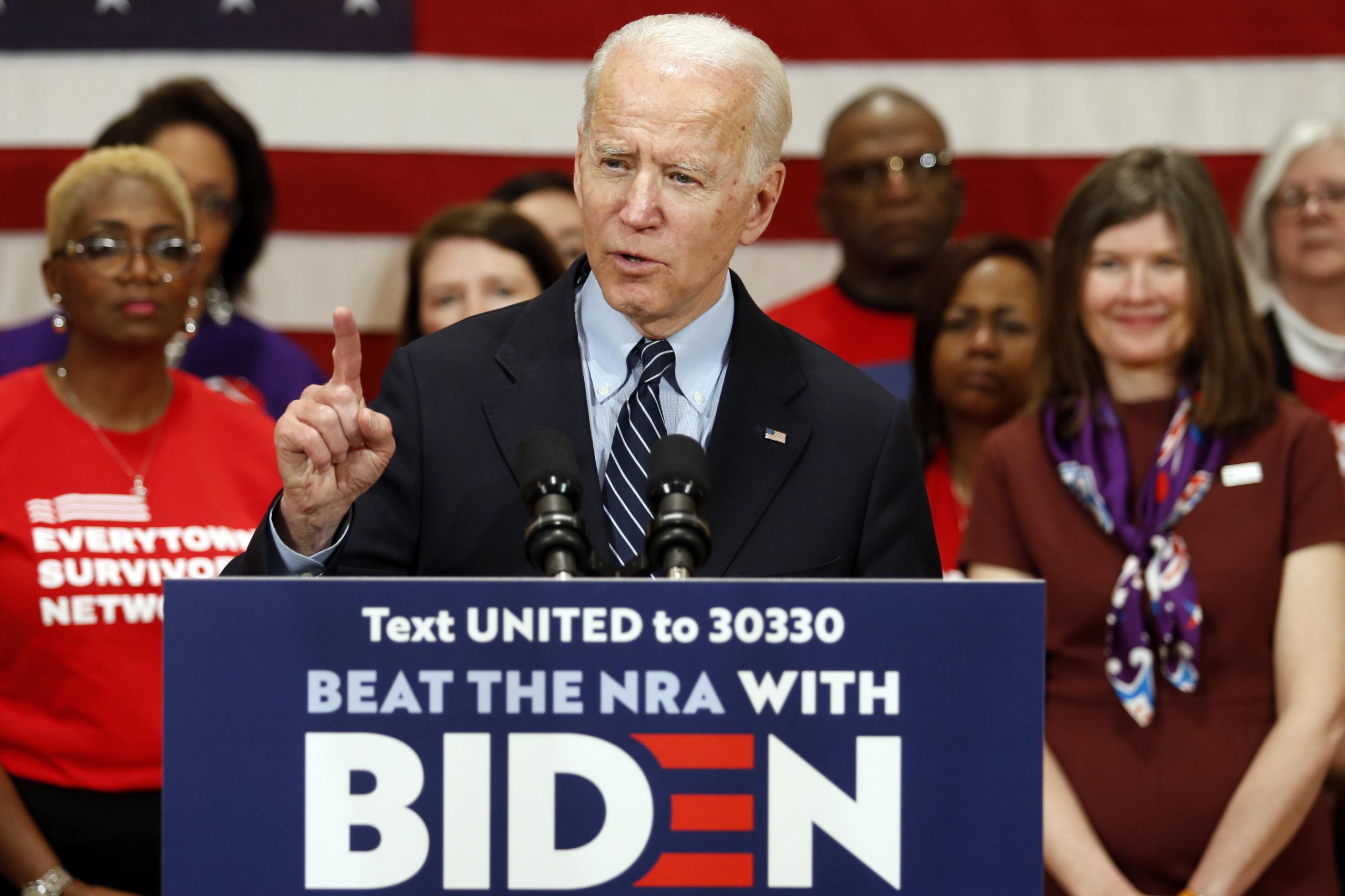 El precandidato demócrata a la presidencia Joe Biden habla durante un evento de campaña en Columbus, Ohio