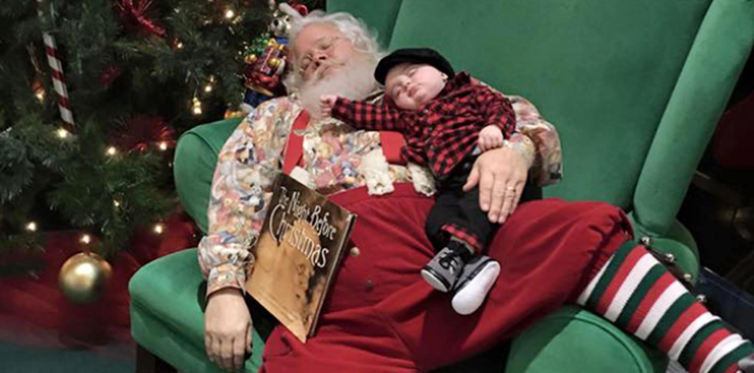 ¡Ay, qué comodidad! Zeke y Santa aprovechan para echar un sueñito y reponer fuerzas en lo que llega la Navidad. (AP)