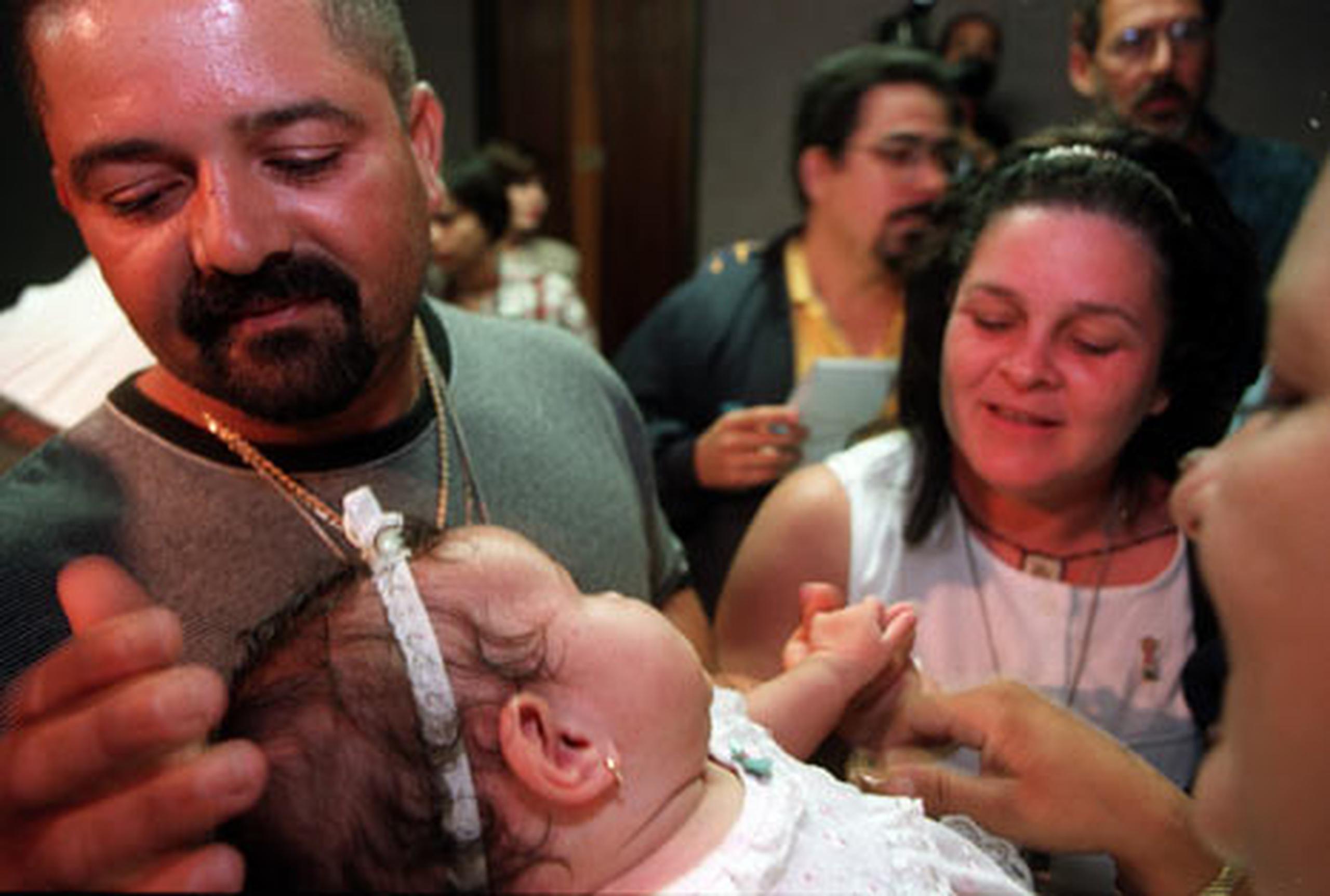Foto de archivo del momento en que la niña Odalys Cruz fue entregada a sus padres Miguel Cruz y Mayra Maldonado.