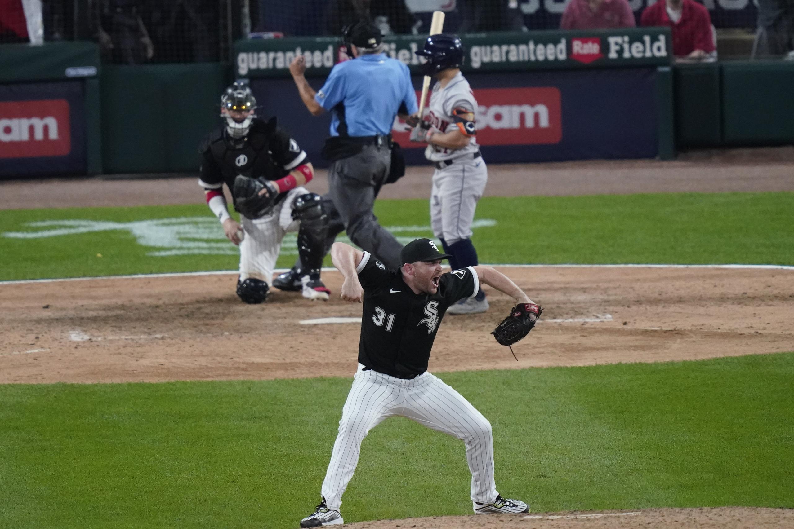 El relevista de los Medias Blancas de Chicago, Liam Hendriks, celebratras sacar el último out en la victoria sobe los Astros de Houston en el tercer juego de la serie divisional de la Liga Americana.