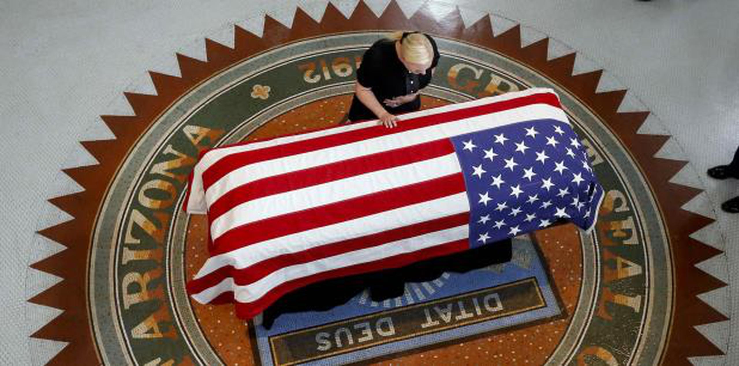 Meghan McCain, hija del senador John McCain, toca el féretro durante un servicio fúnebre en el Capitolio de Arizona. (AP / Ross D. Franklin, Pool)