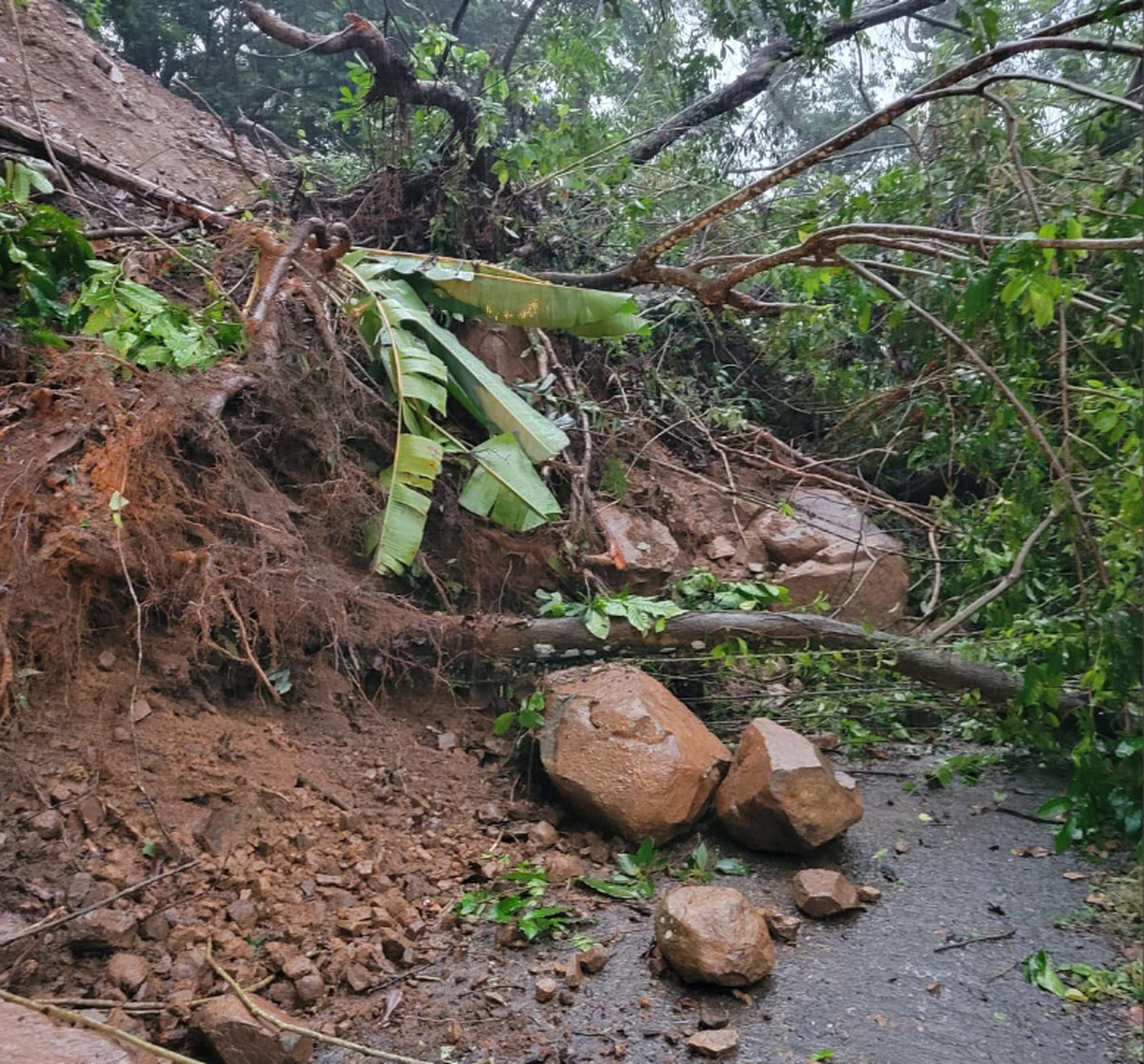 En la foto, un deslizamiento en el barrio Barreal, en el camino Hacienda Loyola en Peñuelas