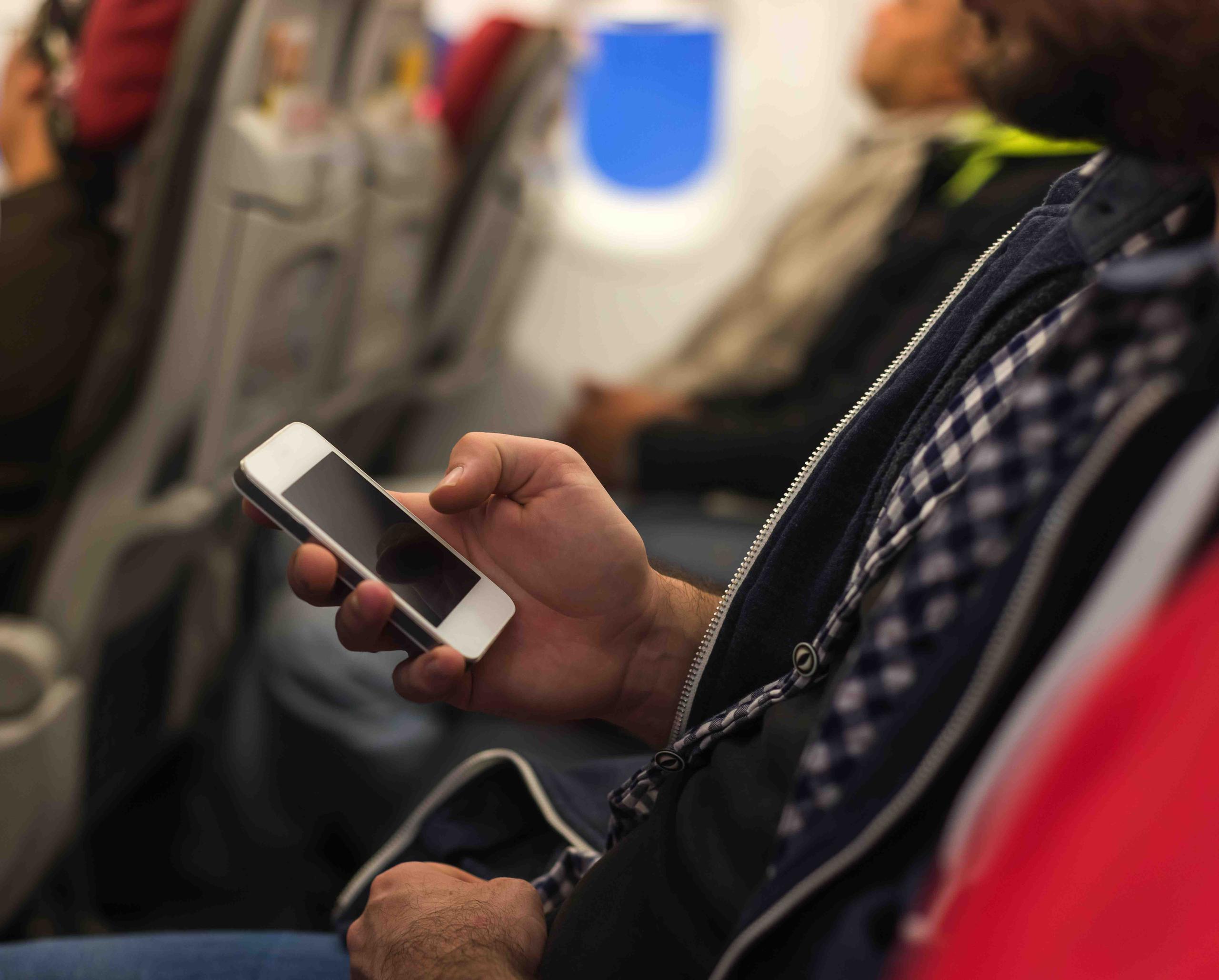 Hoy, 8 de mayo de 2015, un fallo del tribunal  federal de apelaciones determinó que la FAA tenía facultad de autorizar el uso de teléfonos celulares en los aviones durante los despegues y aterrizajes. (Shutterstock.com)