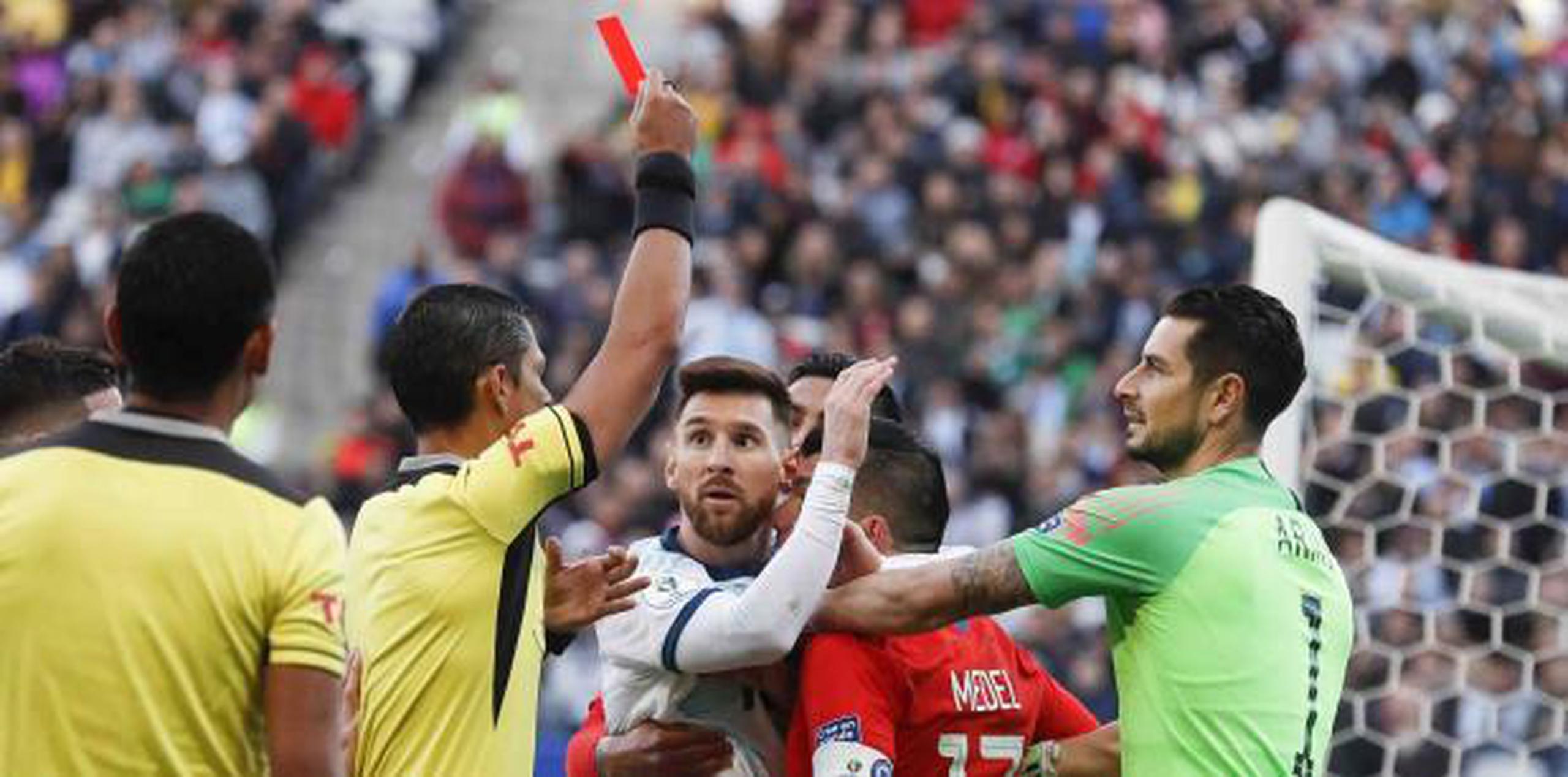 Messi luce sorprendido cuando le mostraron una tarjeta roja y lo expulsaron del partido. (AP)