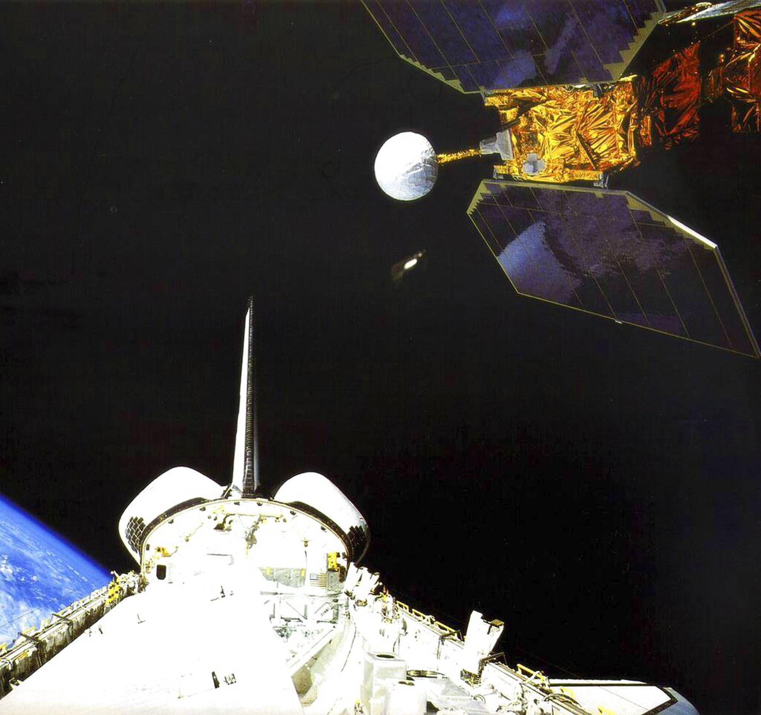 En esta foto facilitada por la NASA, el transbordador espacial Challenger lanza el "Earth Radiation Budget Satellite" en 1984.