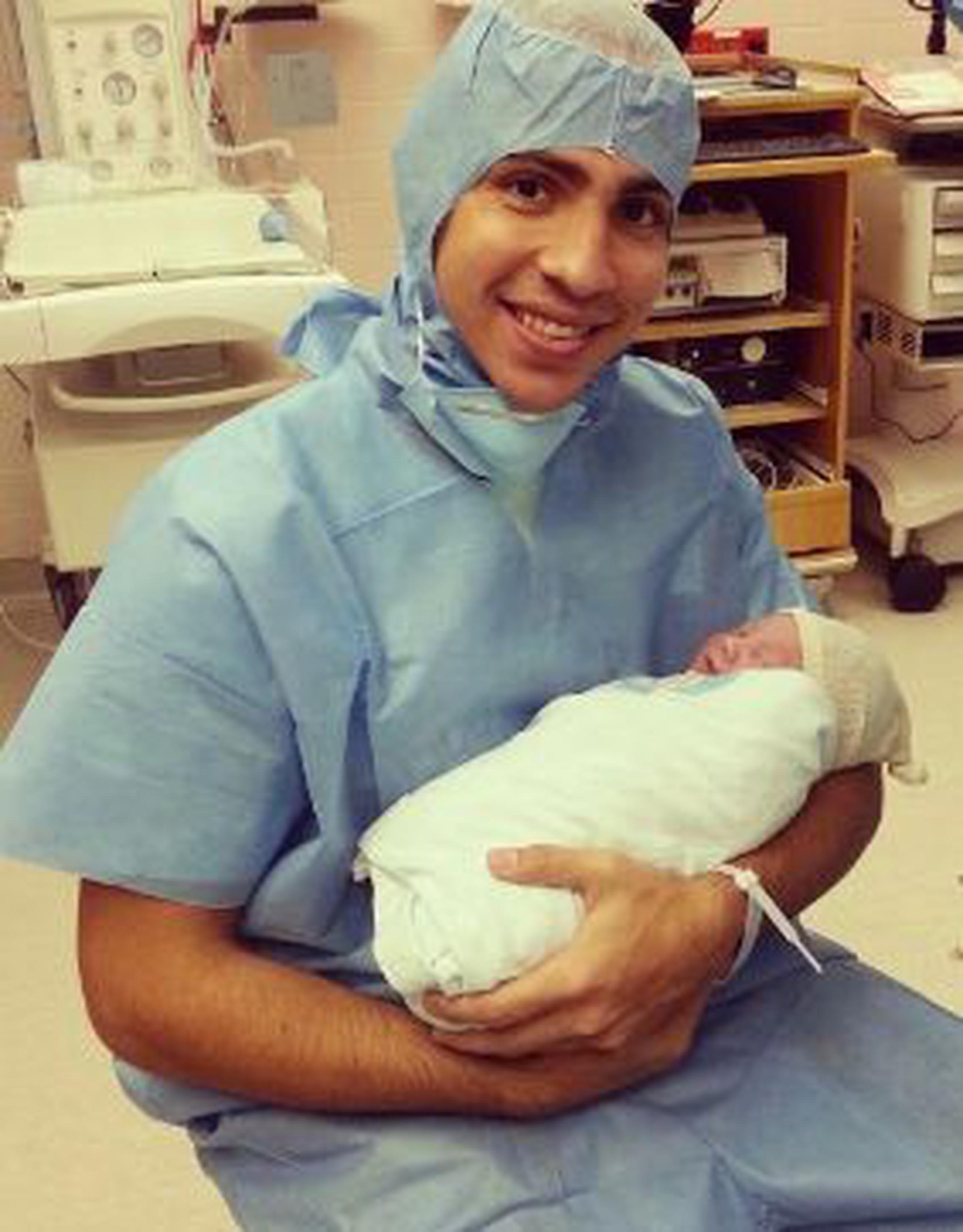 ORGULLOSO PADRE  Carlos Arroyo sostiene en sus brazos a su hijo, Carlos Adrián, momentos después de su nacimiento.     &nbsp;<font color="yellow">(Suministrada)</font>