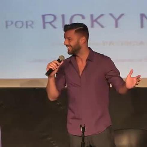 Ricky Martin en la firma de autógrafos de su libro infantil