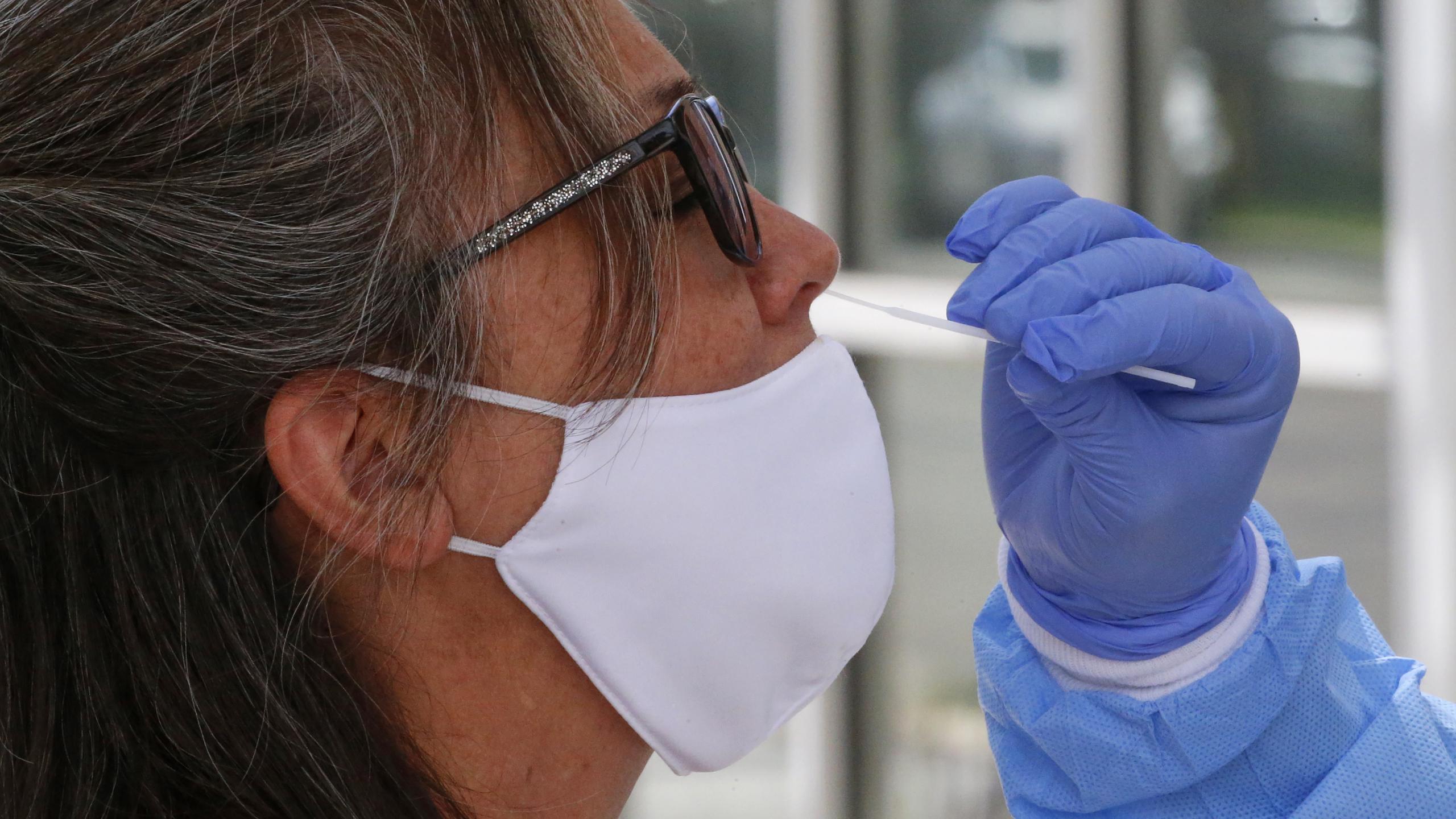 Una mujer se hace la prueba de coronavirus en Utah.