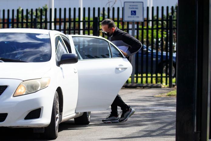 Radamés Benítez al salir del tribunal federal corriendo para llegar a un auto que lo esperaba.