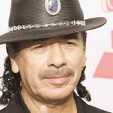 Carlos Santana está “bien” tras desmayarse en el escenario