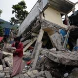 Hay alrededor de 100 niños entre las víctimas mortales del terremoto de Indonesia 