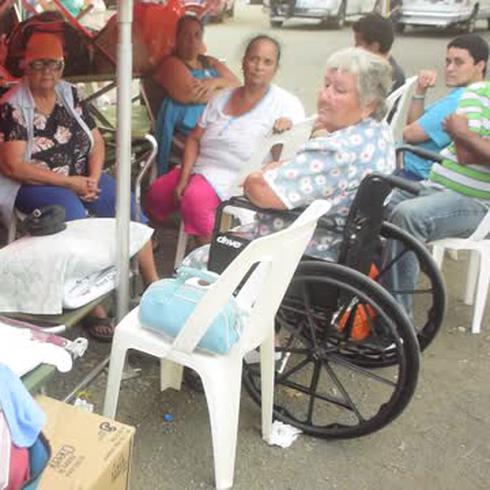 Vecinos de Guánica crean campamentos improvisados para dormir