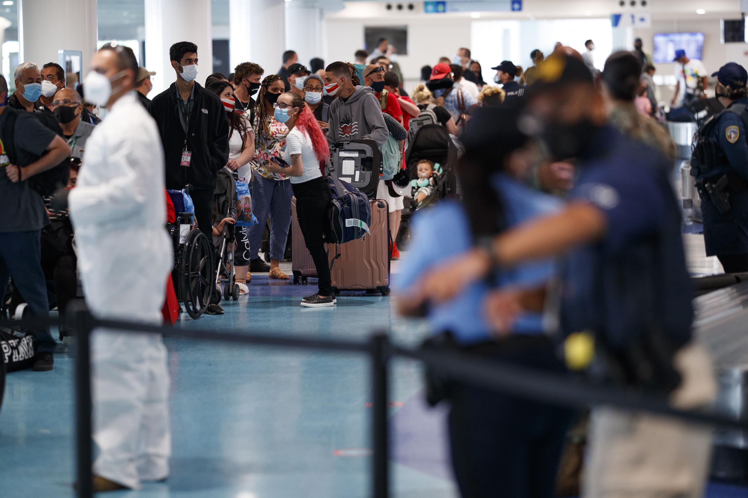 Los pasajeros, que según informó Aerostar el martes, alcanzarían ayer los 5,000, tuvieron que hacer largas filas para completar el formulario impuesto por el Gobierno.