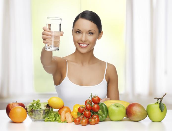 Según la Clínica Mayo, las mujeres deben tratar de comer por lo menos de 21 a 25 gramos de fibra al día, e ingerir una buena cantidad de agua.